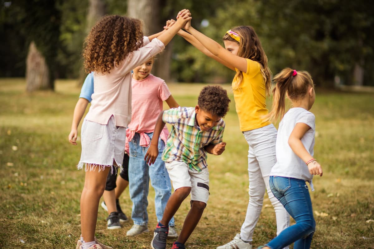 Enfant qui explore en toute confiance